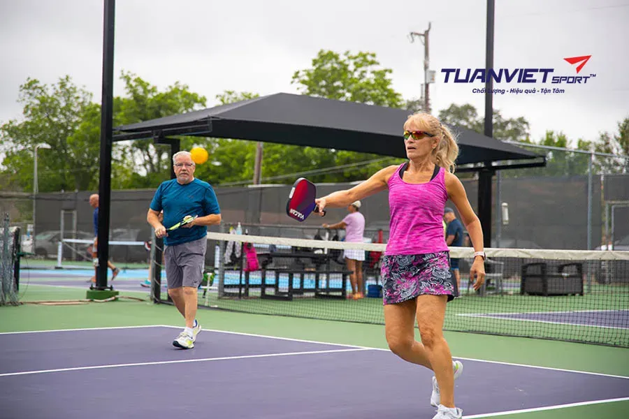 3-ky-thuat-tra-giao-bong-pickleball-giup-ban-giu-the-chu-dong-1.webp