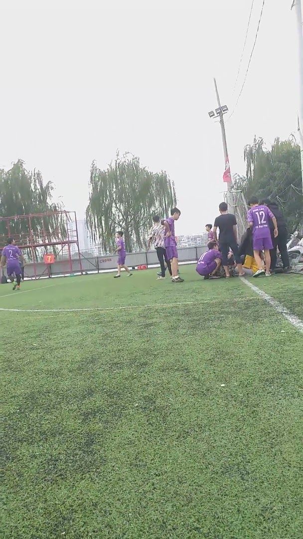 Sân bóng Đầm Hồng 2 2