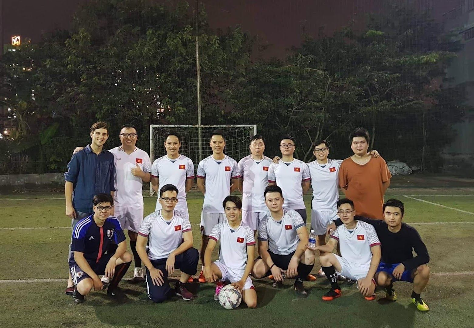 Sân bóng Hoa Mừng - ga Giáp Bát 3