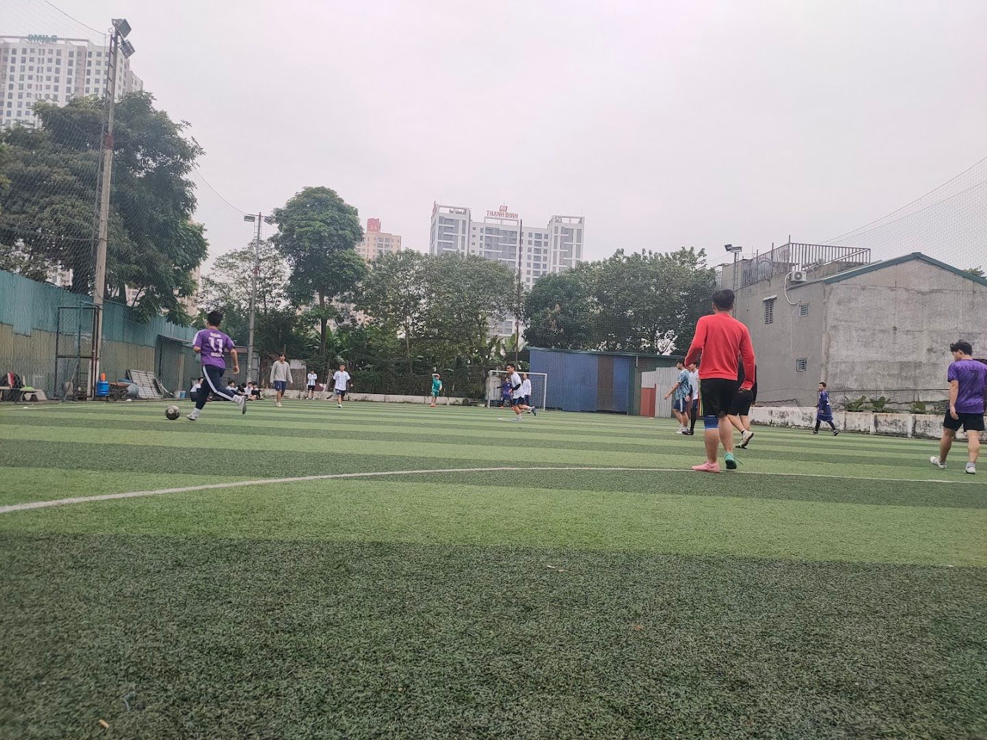 Sân bóng Hoa Mừng - ga Giáp Bát 7