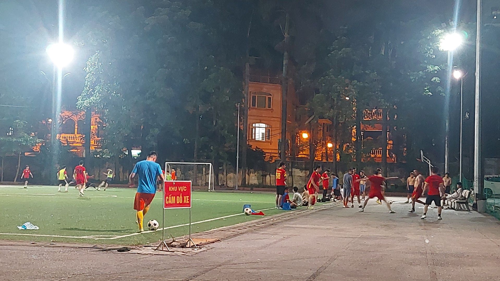 Sân bóng Học Viện Báo Chí 10