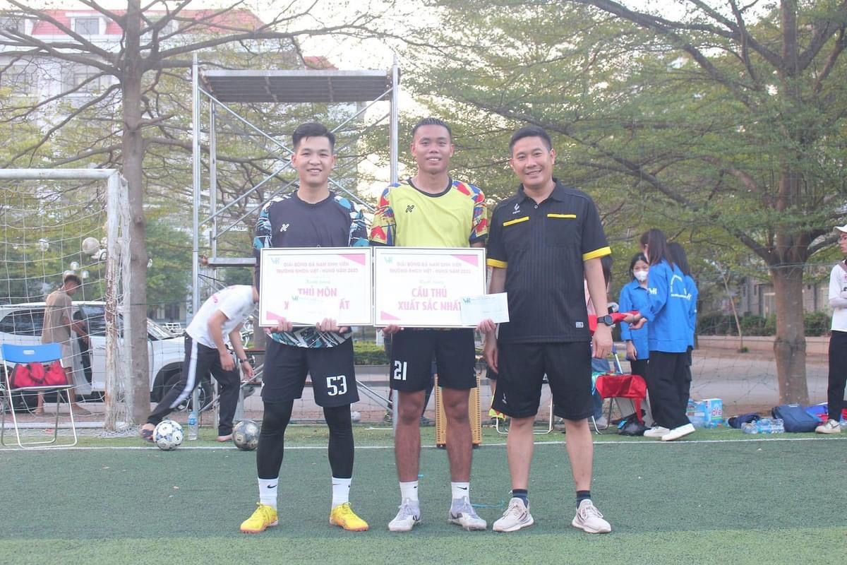 Sân Bóng Trường Đại Học CN Việt Hung 6