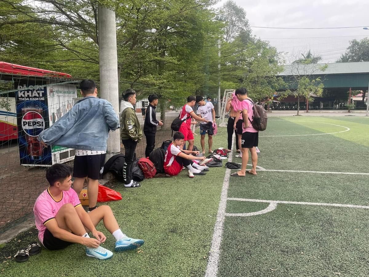 Sân Bóng Trường Đại Học CN Việt Hung 7