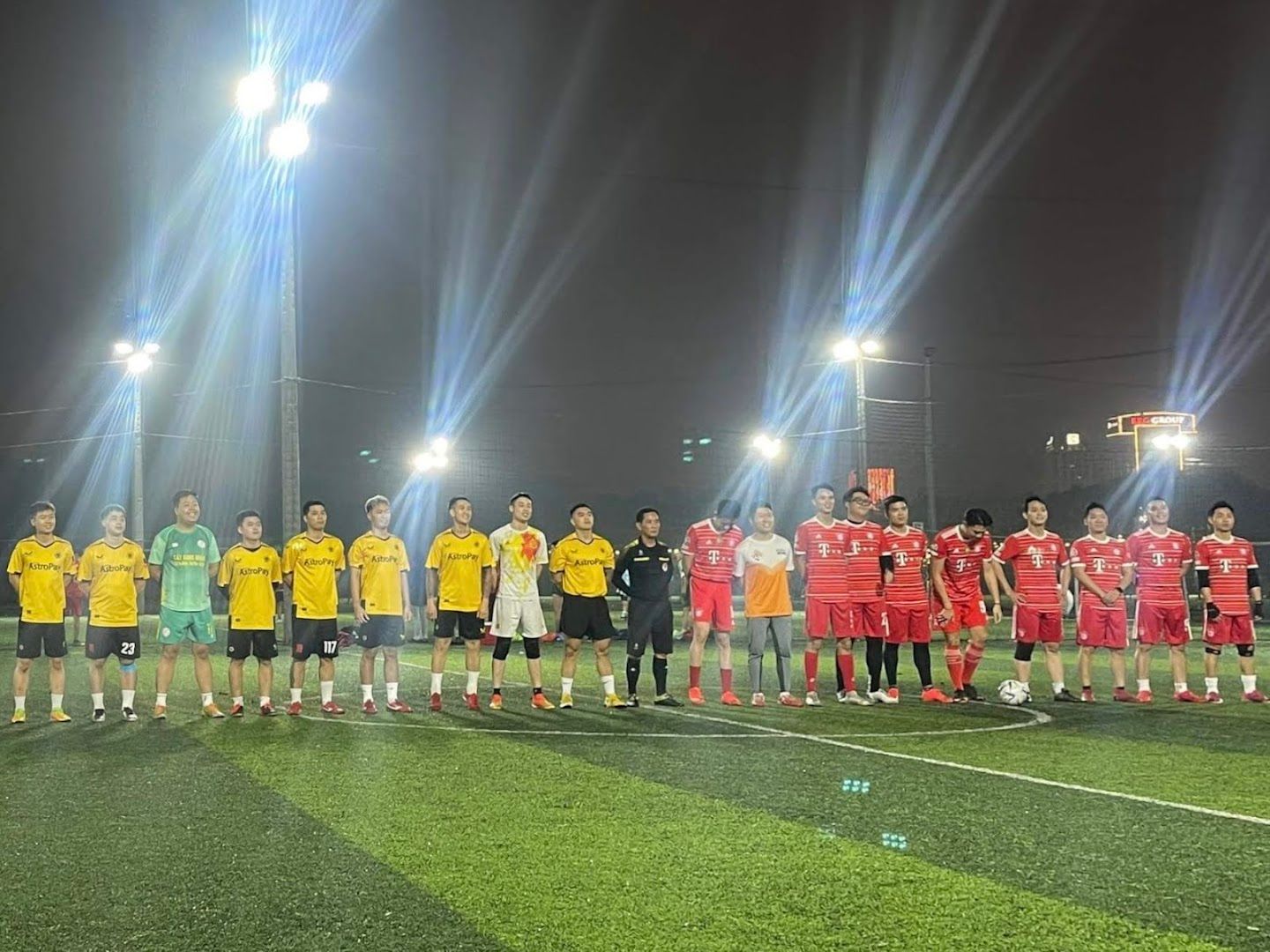 Sân bóng Ven Đê 1 4