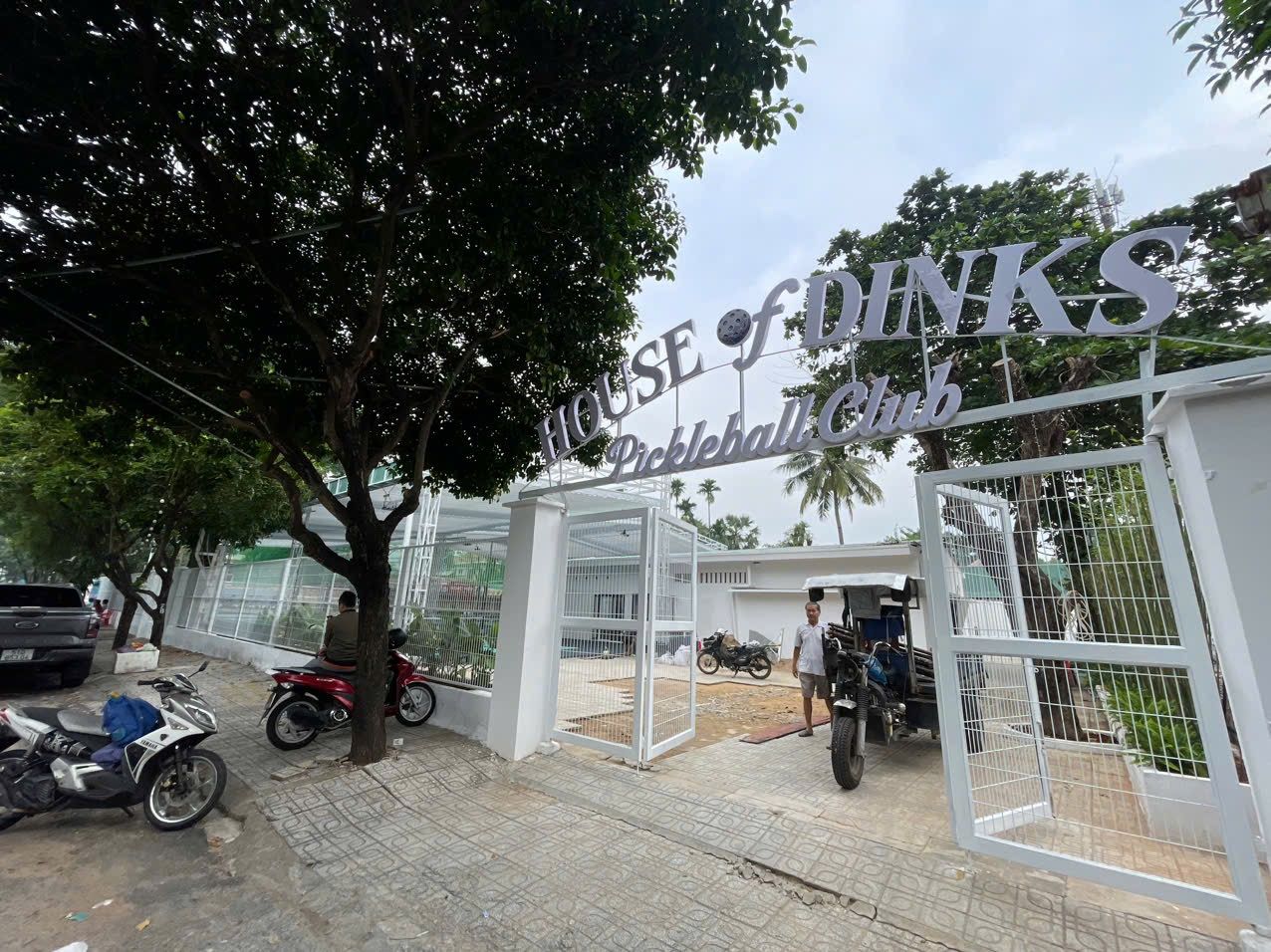 HOUSE OF DINKS 6