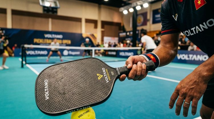 Bề mặt vợt pickleball rough carbon vs smooth carbon: Loại nào tạo spin tốt hơn và khi nào điều đó thực sự quan trọng?