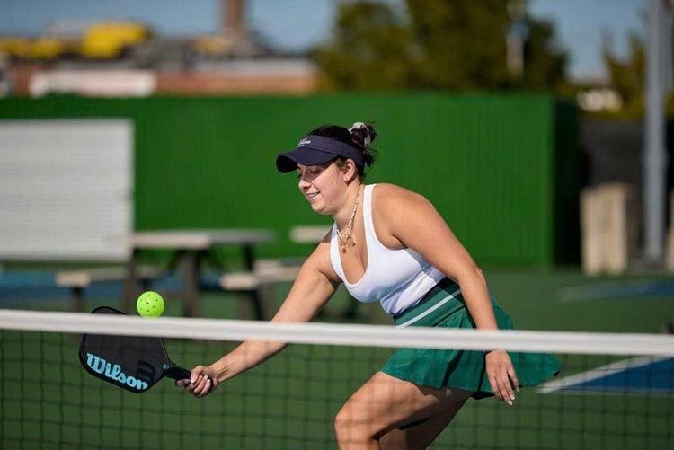 Nghệ Thuật Giao Bóng Pickleball Khó Chịu: Từ Cú Giao Cắt Mặt Đến Giao Bóng Sâu Baseline