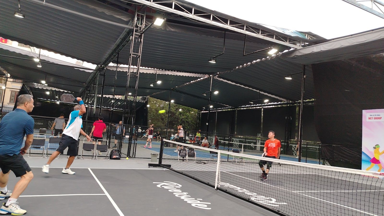 Sân badminton Reverside 4