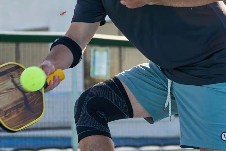Cách Bảo Vệ Đầu Gối Khi Chơi Pickleball: Bí Quyết Chơi Bền Bỉ Đến 80 Tuổi