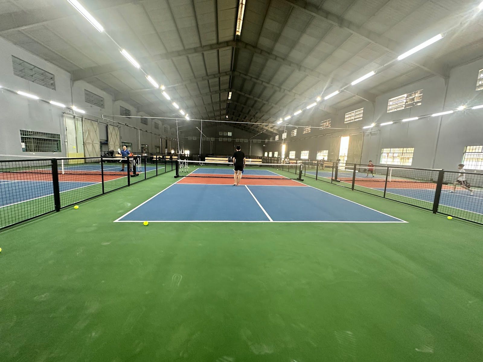 Sân Cầu Lông - Pickleball trong nhà DClub79 - bãi giữ xe ô tô 24 giờ