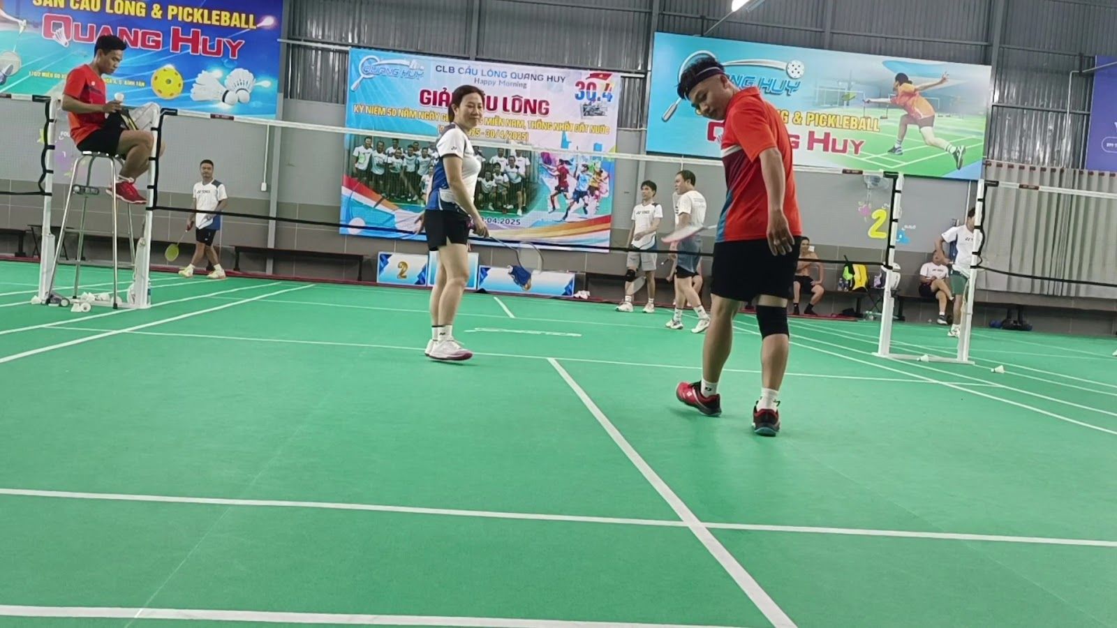 Sân Cầu Lông Quang Huy 8