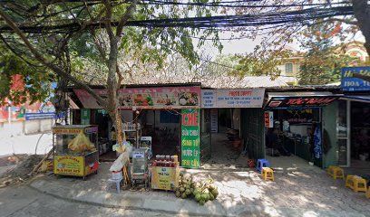 Sân bóng đá và sân cầu lông trường THPT Xuân Đỉnh